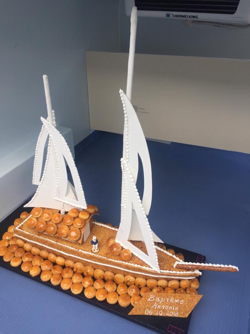 pièce montée en forme de bateau